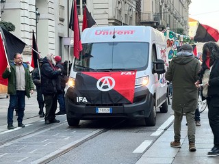 Corteo antimilitarista davanti al Comune di Torino