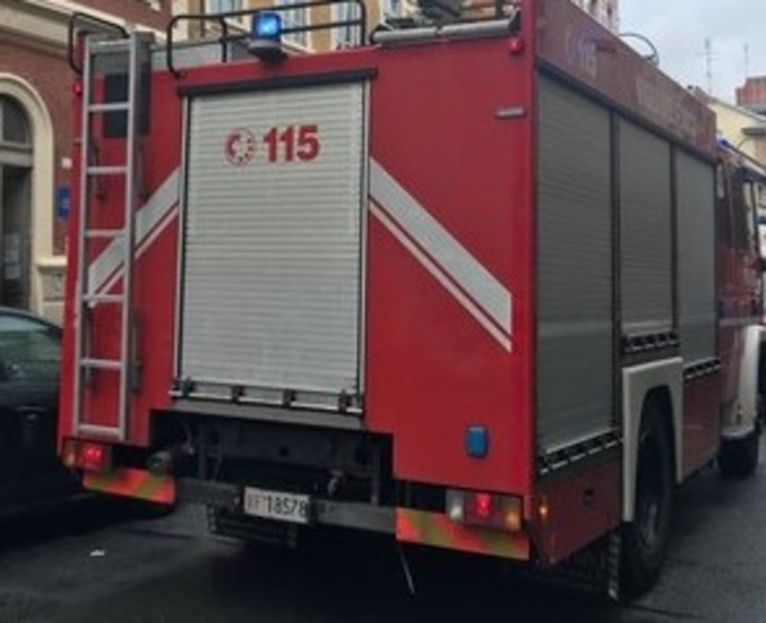 Intervenuti in via Sestriere Vigili del fuoco e forze dell'ordine