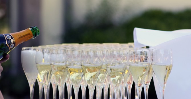 La trappola nascosta tra piatti e bicchieri, Torino lancia l’allarme nel settore catering: “Ogni weekend 30 eventi abusivi a Torino”