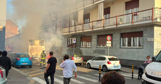 Camion in fiamme all'incrocio tra via Fossano e via Avellino: intervengono i vigili del fuoco