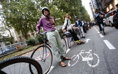La 'ciclabile umana' lungo il controviale di corso Regina