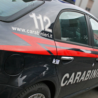 Anziano minaccia di gettarsi dal quarto piano, i carabinieri del radiomobile sventano il tentativo di suicidio