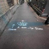 “Crack store”: sull’asfalto di corso Giulio Cesare le indicazioni (ironiche) per comprare la droga