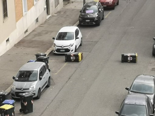 Forti raffiche di vento su Torino: cassonetti a terra e rumore continuo di allarmi