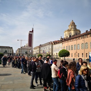 Immagine d'archivio di visitatori in coda per entrare ai Musei Reali di Torino