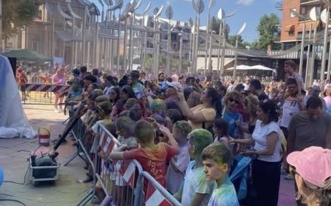 Nichelino, piazza Di Vittorio animata da 500 bambini per la &quot;Battaglia dei Colori&quot;