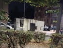 A tutta velocità si ribalta in strada: "Mandate via quei camper"