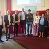 Presentazione in sala rossa con persone in piedi