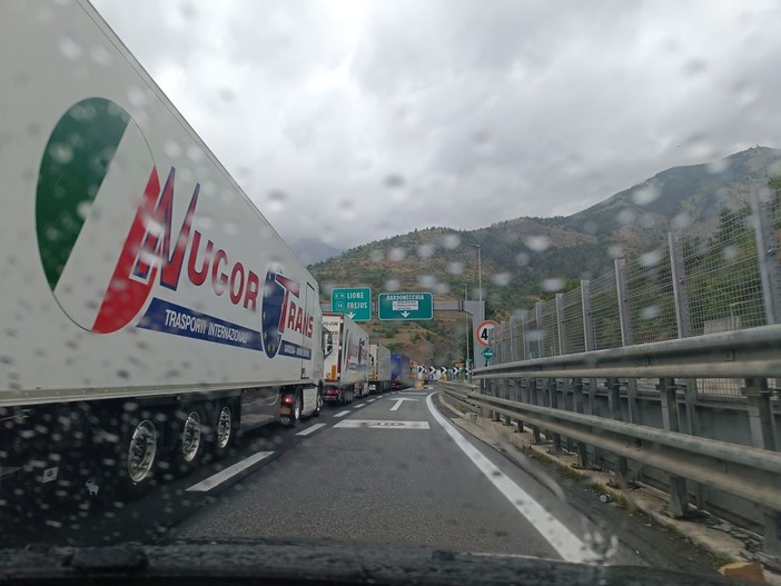 Al Frejus code fino a 2 ore per chi va in Francia, Uncem: &quot;Cartelli più chiari per uscita Bardonecchia&quot;
