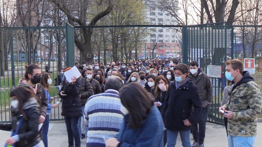 persone in coda per entrare al palazzetto di Torino