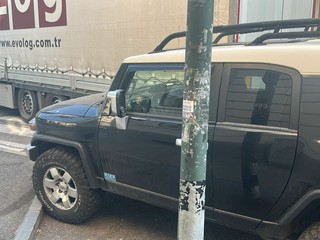 Il tir non è riuscito a completare la manovra senza impattare sull'auto parcheggiata