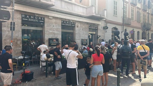 Tutti in coda per la nuova hamburgeria nel centro di Torino