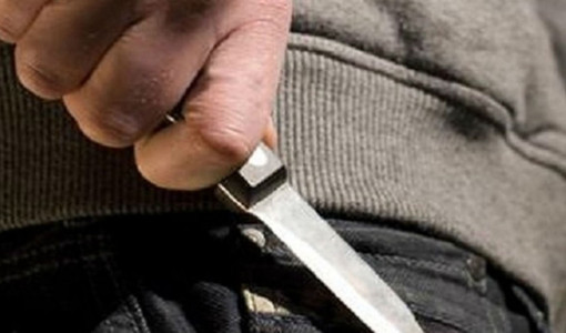 L'uomo ha minacciato la fidanzata con un coltello