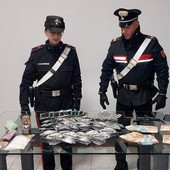 Carabinieri con droga e denaro sequestrato su un tavolo