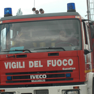 Incendio alla barriera autostradale: auto avvolta dalle fiamme