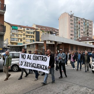 I cittadini sfilano per le vie di Nizza Millefonti per dire &quot;no&quot; al centro d’accoglienza
