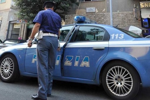 Nasconde una katana sotto l'auto durante un controllo, arrestato 32enne a Madonna del Pilone Nasconde una katana sotto l'auto durante un controllo, arrestato 32enne a Madonna del Pilone