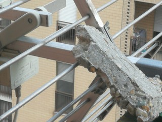 Calcinacci sul balcone e degrado