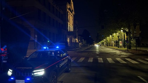 Tentano di rubare tra le auto parcheggiate: scoperti e arrestati Tentano di rubare tra le auto parcheggiate: scoperti e arrestati