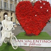 Un grande cuore di &quot;Amore Eterno&quot;: in piazza Castello l'installazione per tutti gli innamorati