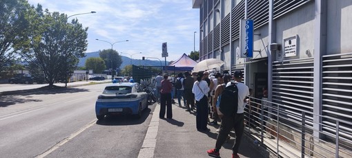 In fila sotto il sole per i permessi di soggiorno: si riaccende la questione via Botticelli In fila sotto il sole per i permessi di soggiorno: si riaccende la questione via Botticelli