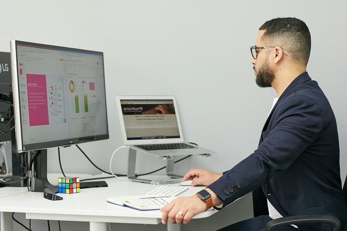 Quando delegare è una strategia: il valore della consulenza nella trasformazione digitale