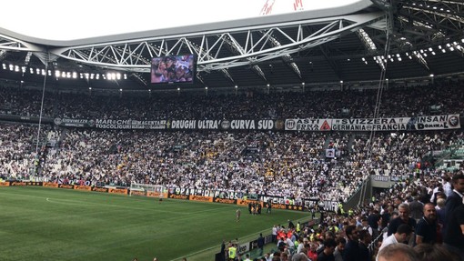 Una foto d'archivio dei tifosi bianconeri all'interno dello Stadium Una foto d'archivio dei tifosi bianconeri all'interno dello Stadium