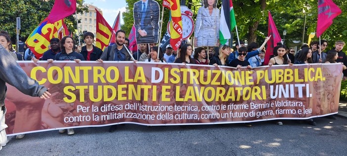 Studenti e docenti insieme contro la riforma della scuola: "La tecnica è cultura"
