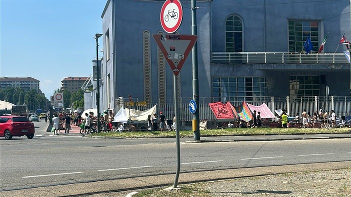 Fans in coda per il concerto di Shiva all'Inalpi arena