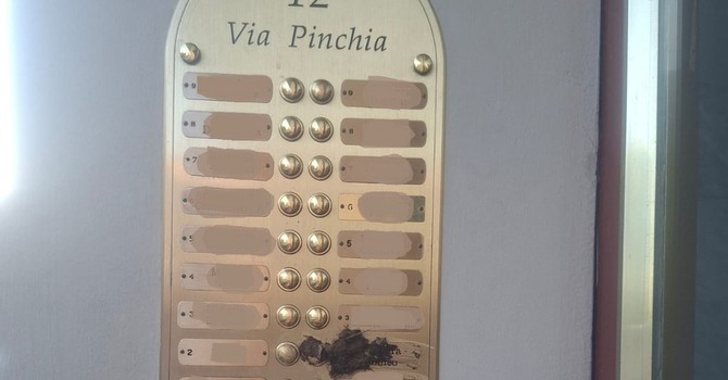 Il citofono imbrattato con quelle che sembrano deiezioni canine Il citofono imbrattato con quelle che sembrano deiezioni canine