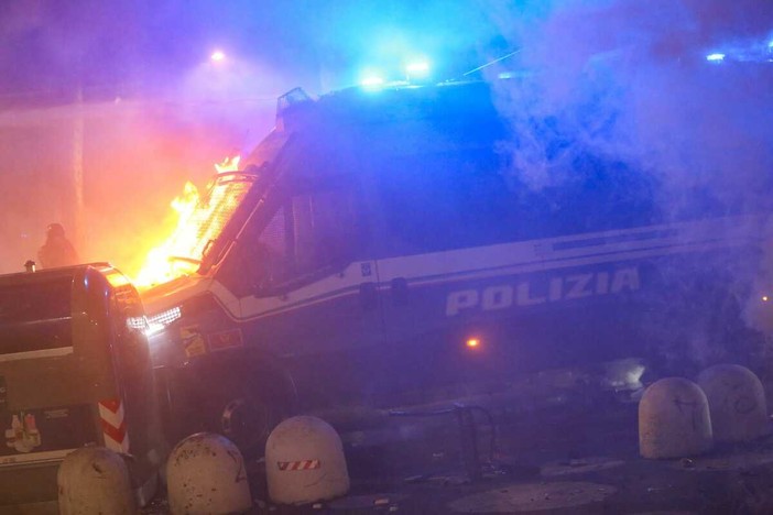 Un momento degli incidenti di sabato scorso, camionetta in fiamme