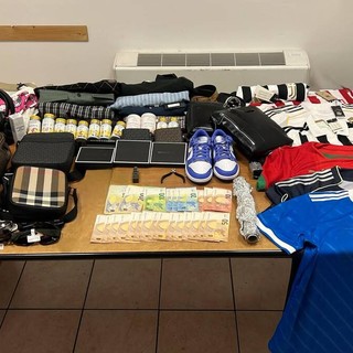 La merce scoperta dopo un controllo dei carabinieri di San Salvario La merce scoperta dopo un controllo dei carabinieri di San Salvario