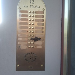 Il citofono imbrattato con quelle che sembrano deiezioni canine