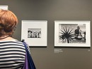 Donna che osserva una mostra fotografica