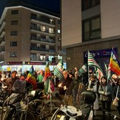 Pace, le luci delle fiaccole davanti alla sede della Cisl Torino