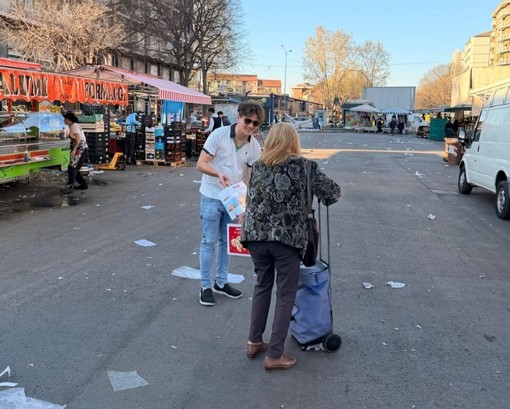 Al mercato di corso Brunelleschi donate colombe alle persone in difficoltà Al mercato di corso Brunelleschi donate colombe alle persone in difficoltà