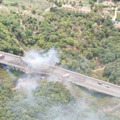 Camion carico di carta in fiamme sull'autostrada A6: temporaneamente chiusa la tratta Savona-Altare Camion carico di carta in fiamme sull'autostrada A6: temporaneamente chiusa la tratta Savona-Altare