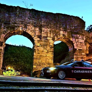 auto dei carabinieri davanti a un arco