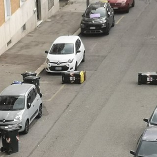 Forti raffiche di vento su Torino: cassonetti a terra e rumore continuo di allarmi