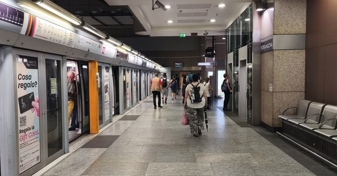 Caldo record e la metro diventa un forno: niente aria condizionata ma la ventilazione non basta Caldo record e la metro diventa un forno: niente aria condizionata ma la ventilazione non basta