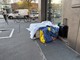 Clochard accampato davanti a una banca: “La nuova povertà che avanza” Clochard accampato davanti a una banca: “La nuova povertà che avanza”