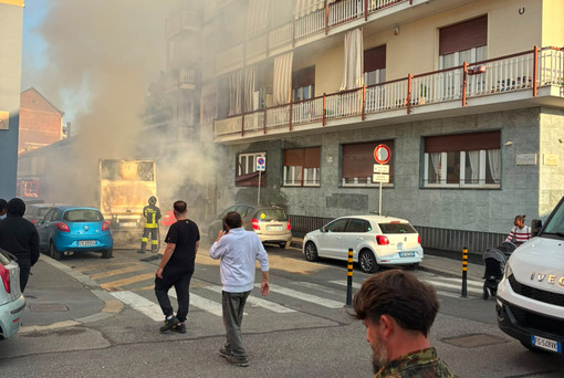 Camion in fiamme all'incrocio tra via Fossano e via Avellino: intervengono i vigili del fuoco Camion in fiamme all'incrocio tra via Fossano e via Avellino: intervengono i vigili del fuoco