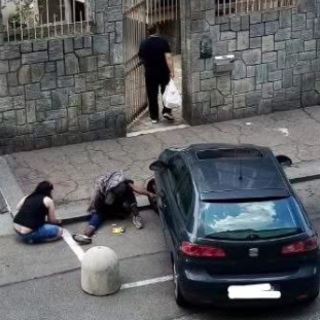 Fumano il crack sul marciapiede e urinano per terra: “Scene che stanno diventando quotidiane”