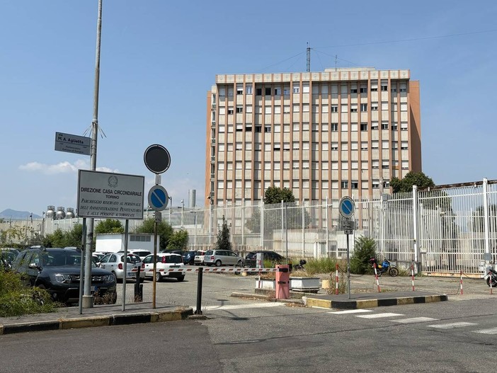 Notte di protesta e proposta al Lorusso e Cutugno, al via la maratona oratoria contro l'emergenza carceri Notte di protesta e proposta al Lorusso e Cutugno, al via la maratona oratoria contro l'emergenza carceri