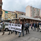 I cittadini sfilano per le vie di Nizza Millefonti per dire &quot;no&quot; al centro d’accoglienza