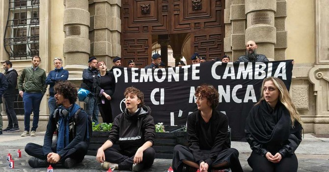 Protesta degli ambientalisti davanti a Palazzo Lascaris