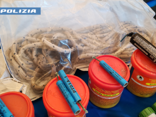 Il materiale sequestrato dalla polizia Il materiale sequestrato dalla polizia