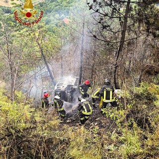 Lanzo Torinese, auto finisce fuori strada e prende fuoco: un ferito trasportato in ospedale