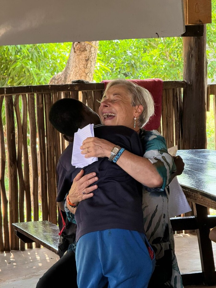 L'abbraccio di Caterina Vitagliani con un bimbo dell'orfanotrofio