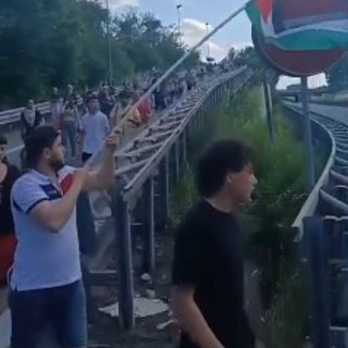 Corteo pro Pal invade il raccordo autostradale per l'aeroporto di Caselle